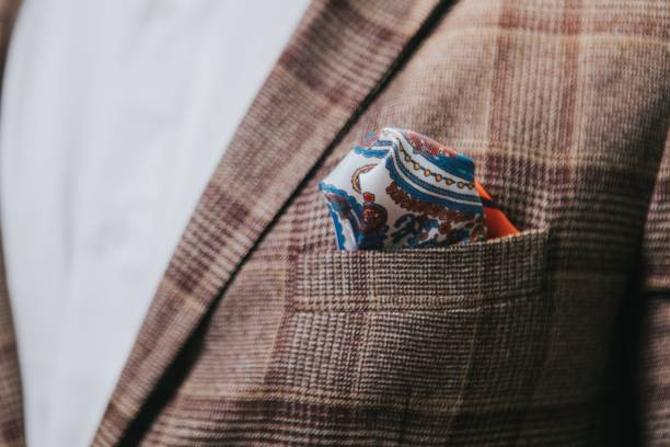 Chic beach wedding guest look: Linen suit for men with colorful tie and pocket square